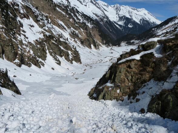 Abfahrt über die Lawinenknollen, Blick hinaus zur Bsuchalm
