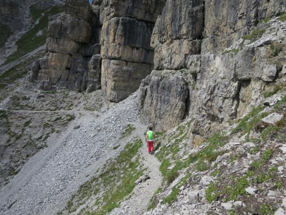 Auf ca. 2340 m quert man abwechslungsreich und ...