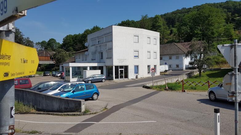 Unscheinbar ist der Wanderstart bei der Kreuzung mit Tankstelle, Autowerkstatt, Radunterführung und Bushaltestelle Windegg