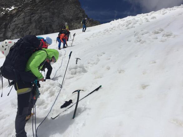 Blick zurück zum Maurertörl beim Anlegen der Steigeisen