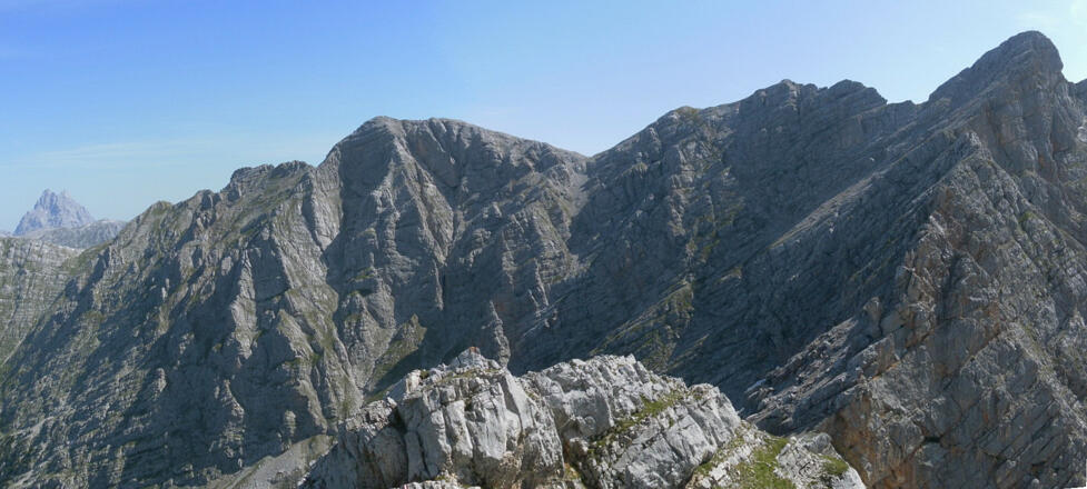 weiterer Tourverlauf: am Westgrat auf das Mitterhorn rechts, dann am Grat nach links zum Ahlhorn mit weiterem Gratabstieg zur Weißbachlscharte ganz links. Dahinter der Watzmann