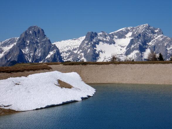 Speicherbecken 1830m, mit Spitzmauer und Priel