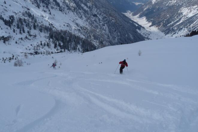 Höchster Abfahrtsgenuss. Rechterhand ist das Valsertal zu erkennen.