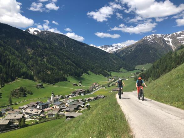 Erster Anstieg mit Blick in das Tal