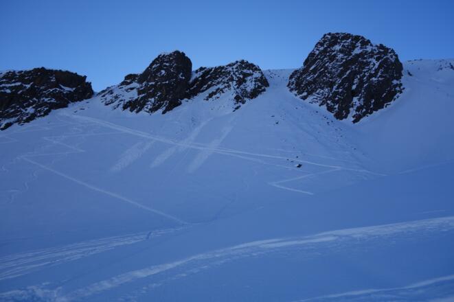 Blick auf den Gschwezgrat. Die Spuren führen zur Oberisserscharte.