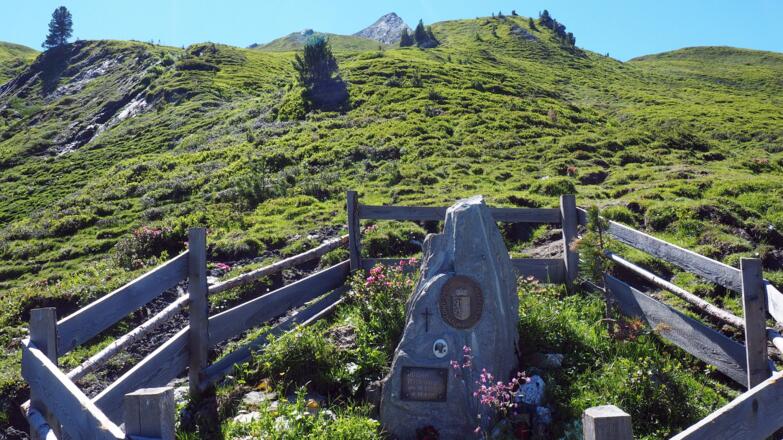 Gedenkmarterl ca. 1965m, Reicheschkogel hinten