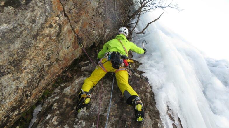 In der letzten Seillänge bei sehr wenig Eis gibt es links eine Mixedvariante