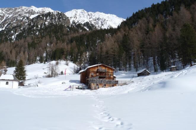 Bei der Fahrt zurück durch das Horlachtal, bietet sich die Larstigalm für eine Einkehr an.