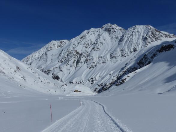 Im Talboden "In der Sulza" schweift der Blick zurück zur Amberger Hütte.