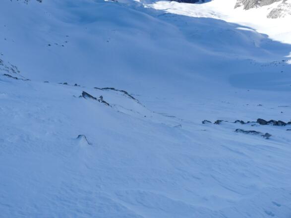 Mit dem Blick hinunter können wir die Steilheit des Gipfelhanges nochmals gut erahnen.
