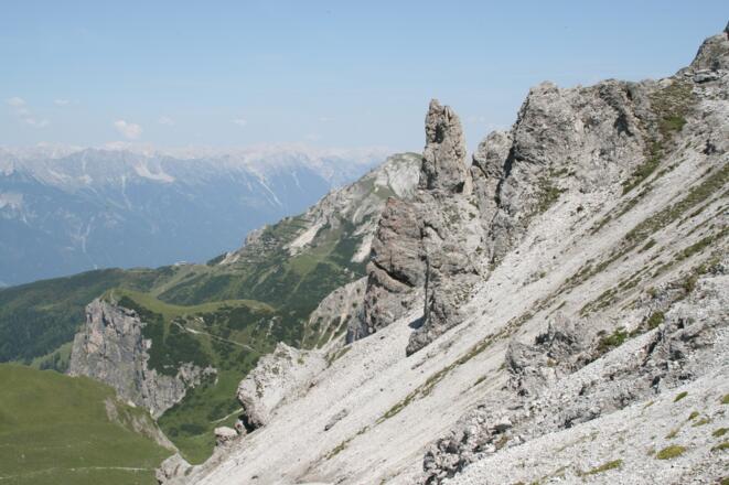 Felsnadeln bilden eine einzigartige Hochgebirgslandschaft. Dahinter ragt die Nockspitze empor. Links unten die Schneiderspitze mit dem markanten Plateau.