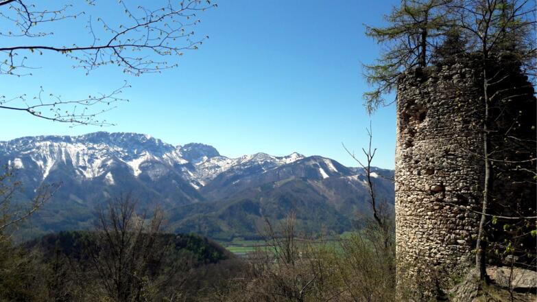 Turm mit Kremsmauer  vom Gratabstieg