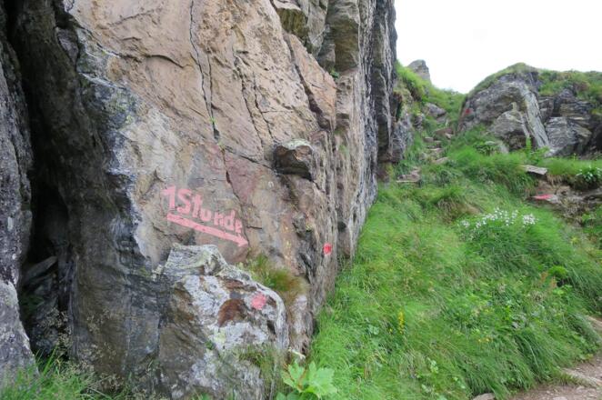 Dann erreicht man den Felsen mit der Markierungen "1 Stunde"