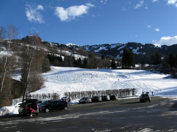 Parkplatz und erste Bauernwiese über welche man seinen Aufstieg beginnt.
