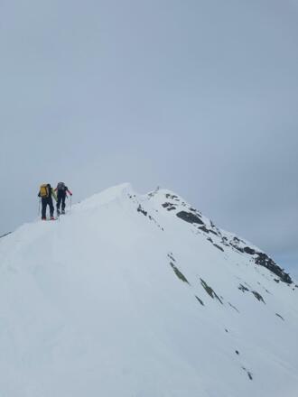 Gipfelanstieg hinter der Wechte