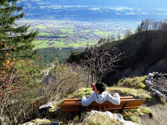 ... Bänke und Tische vor der Hütte und eine Quelle wenige Meter westlich. Die "Buchtaler" wissen, was Wanderer wünschen.