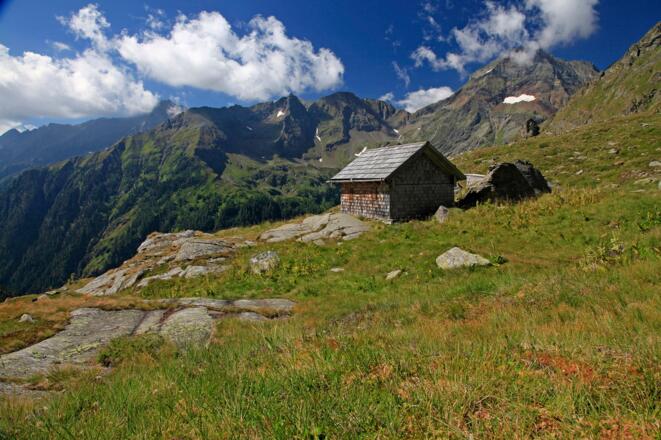 Göralhütte mit Hochgolling (rechts) im Sommer...