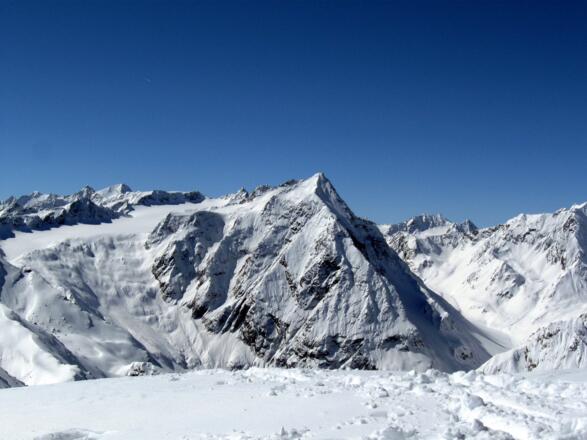 Gewaltige Ausblicke vom Gipfel - hier der mächtige Lüsener Fernerkogel
