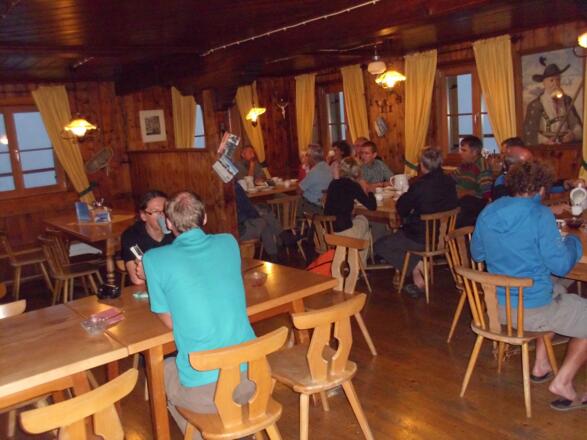 der urige, sehr alte Gastraum der Braunschweiger Hütte