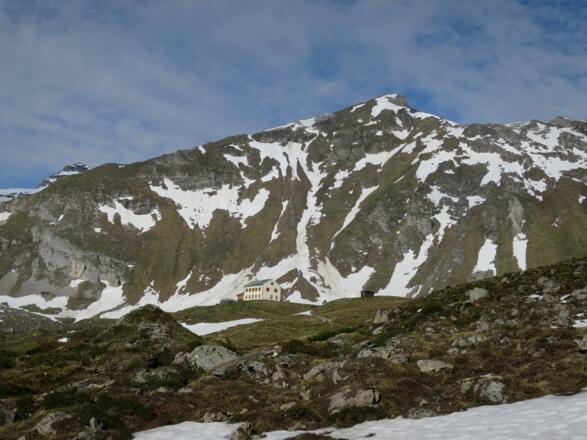 Das Padasterjochhaus der Naturfreunde im Hintergrund die Hammerspitze.