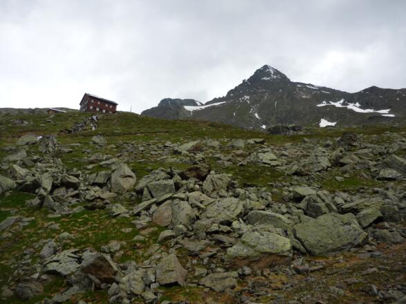 Die Hütte kommt sehr spät ins Blickfeld. Fast da.