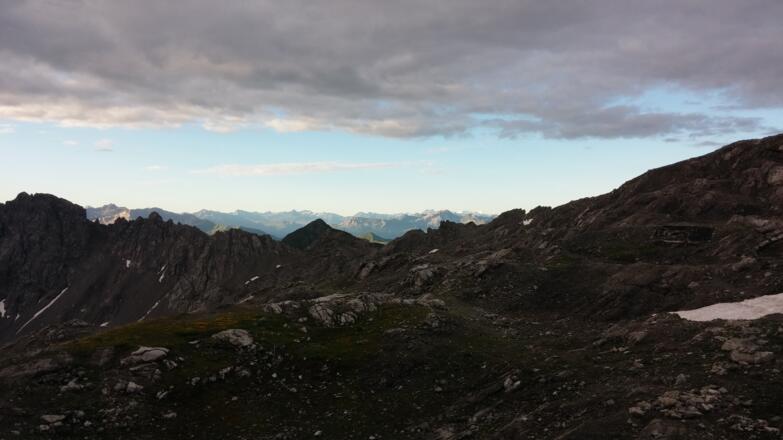 Bei der Totalphütte reicht der Blick bis in die Schweizer Alpen