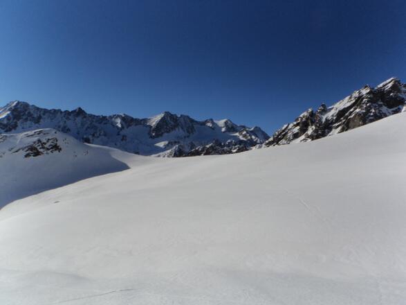 Links die Knotenspitzen, in Bildmitte die Kräulspitzen, rechts davon (Schneegipfel) die Östliche Seespitze 3.416 m