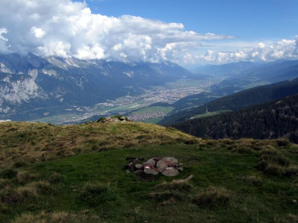 Blick ins untere Inntal und nach Innsbruck hinunter.