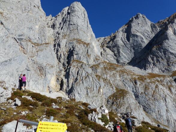 Beim Punkt 1697 m sind auch noch die Grundmauern der alten Ackerlhütte gut erkennbar.