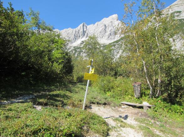 Im Issanger mit Blick auf den Roßkopf (2670 m).