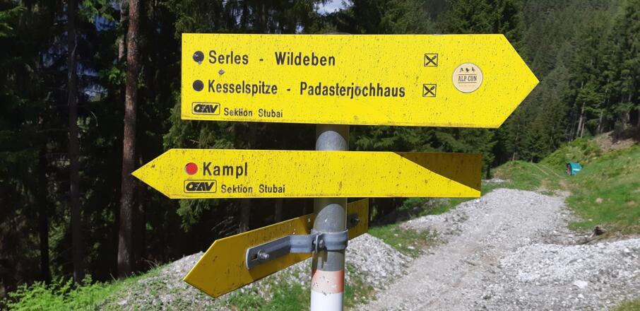 Die Wegweiser "Kampl" führen zurück zum Ausgangspunkt.
