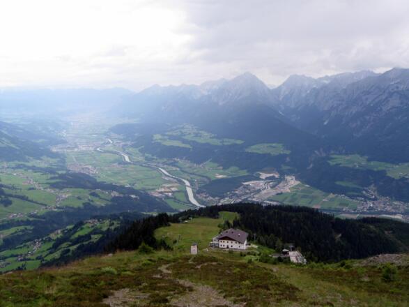 Blick vom Arbeserkogl zum Hecherhaus und hinunter ins Inntal.
