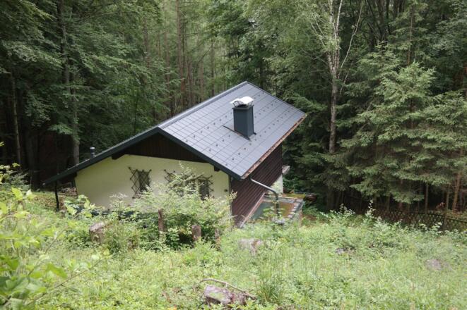 Diese Häuschen versteckt sich am Moosbergsteig im Wald.