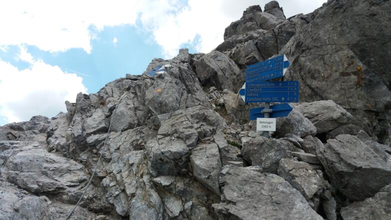 Blauer Wegweiser in der Scharte Gamsluggen/Gamslücke.