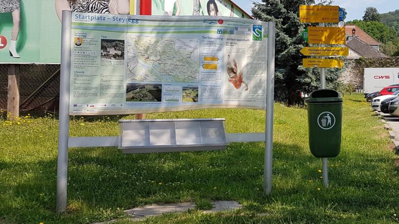 Wanderstart bei Tennisplatz, Spielplatz, Bushaltestelle