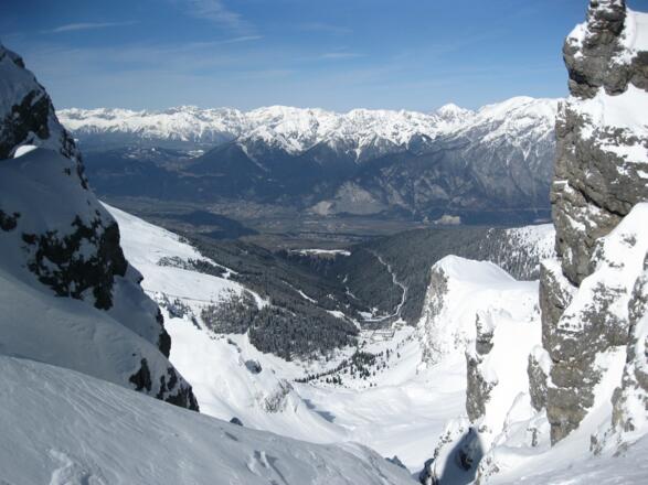 Blick hinunter in die Axamer Lizum und ins Inntal