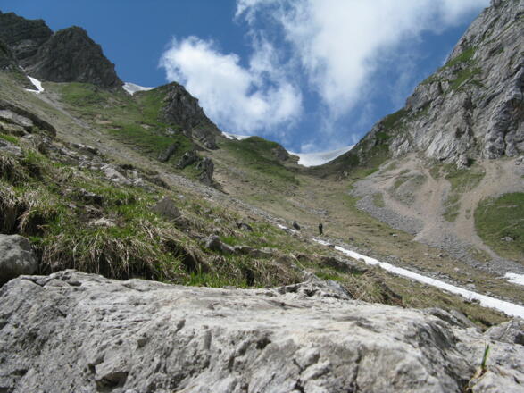 Blick zurück, zu dem noch mit Altschnee gefüllten Roggentalsattel, 1883 m; und das am 1.7.13!