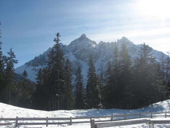 Ab dem Gasthof Kopperneck sieht man immer den mächtigen Gebirgsstock der Serles.