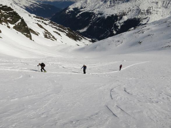 ... in zunehmend steileres Gelände (30° und mehr).