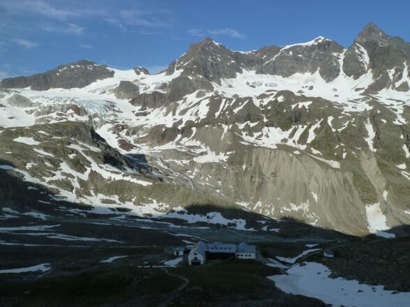 Blick zurück zur Hütte und die gegenüberliegende Talseite mit (zentral) Silvrettahorn