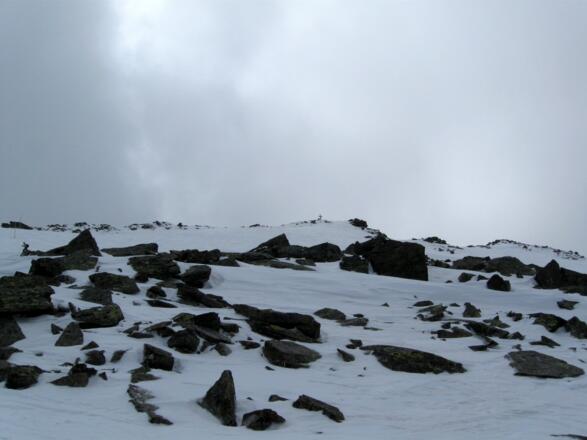 Bald schon kommt das Gipfelkreuz der Sonnenspitze ins Blickfeld.