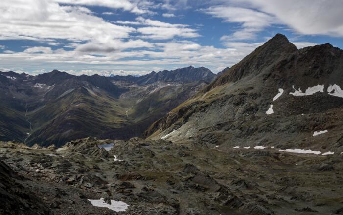 Von der Hochkarscharte auf das Abstiegsgelände, im Hintergrund Kleinbachtal und Großbachtal