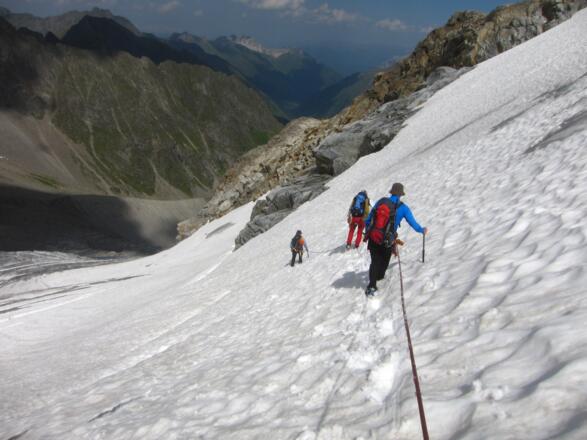Bei den aktuellen Verhältnissen bot der orografisch rechte Bereich des Berglasferners die günstigsten Bedingungen für den Abstieg: Wenige Spalten und weicher Altschnee.