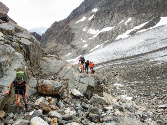 Der Weg hinauf zum Luibiskogel ist teilweise mit Stahlseilen und Stahlstiften versichert.