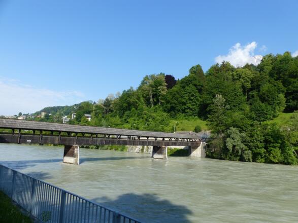 Zu Beginn geht es über die Holzbrücke.