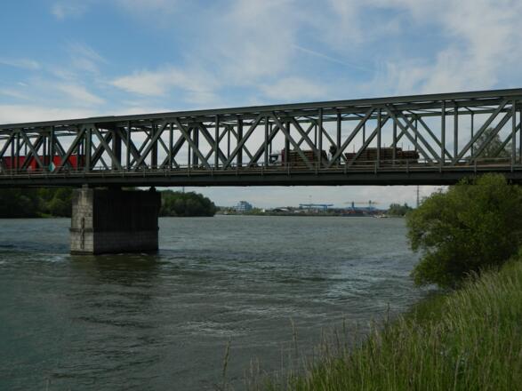 Donaubrücke Mauthausen, dahinter der Ennshafen