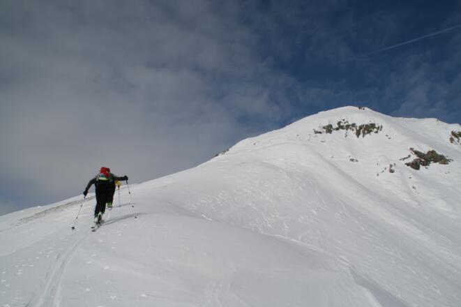 Der letzte Abschnitt vom Kamm führt in einigen Spitzkehren steil zum Gipfel.