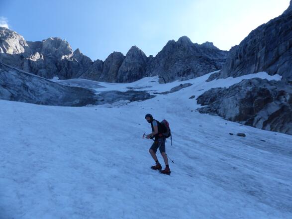 Mit Steigeisen geht es ab ca. 2650 m über ein steiles Firnfeld hinauf zum Kuchelmoosferner.