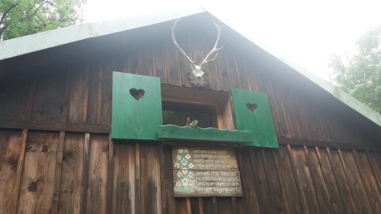 Sinniger Spruch an einer Hüttenwand.