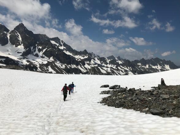 Über große Firnfelder geht es weiter bergab zurück zum Ausgangspunkt